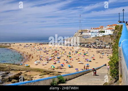 La plage de Praia dos Pescadores (plage de pêcheurs) et le village d'Ericeira surplombant l'océan Atlantique.Portugal Banque D'Images