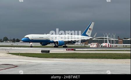 La première dame Jill Biden arrive à Chicago à bord de son Boeing C32 vers.12 octobre 2021 Banque D'Images