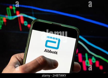 Chine.09th décembre 2021.Sur cette photo, le logo Abbott de la société américaine de santé et de dispositifs médicaux est affiché sur un smartphone avec un graphique d'indice boursier en arrière-plan.(Photo de Budrul Chukrut/SOPA Images/Sipa USA) crédit: SIPA USA/Alay Live News Banque D'Images