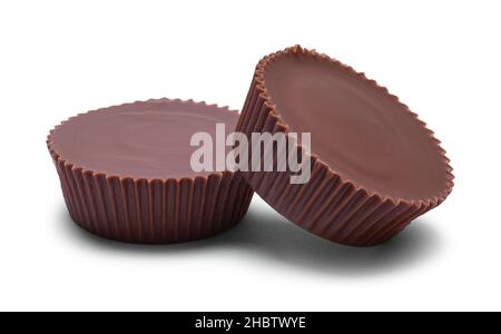 Deux tasses au beurre de cacahuète au chocolat coupées sur du blanc. Banque D'Images
