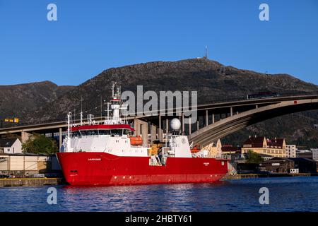 Navire de recherche et d'étude Laura Bassi au quai Frieleneskaien dans le port de Bergen, Norvège.Le pont de Puddefjordsbroen et le mont Ulriken en arrière-plan Banque D'Images