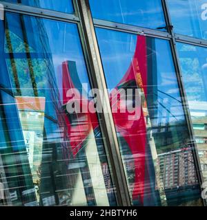 Bilbao, pays basque, Espagne.Septembre 2017.Réflexion dans un verre du Musée d'Art contemporain Guggenheim Bilbao, Banque D'Images