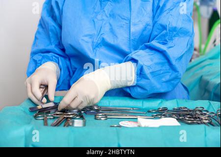 L'infirmière prépare les instruments médicaux pour la chirurgie.Photo de haute qualité Banque D'Images