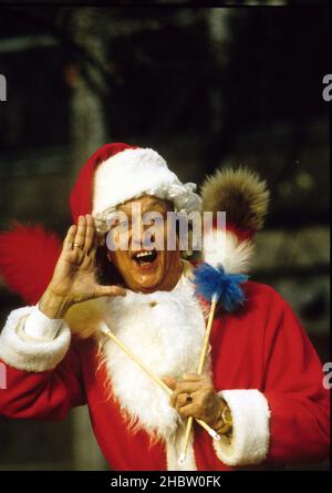 Le comédien britannique Ken Dodd en tenue Santa Banque D'Images