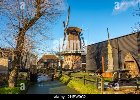 Moulin historique hollandais dans le village d'Oudeschild sur l'île de Texel Banque D'Images