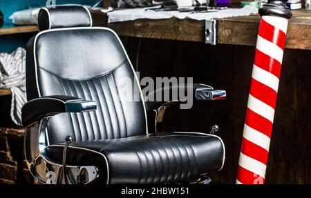 Chaise de salon de coiffure.Fauteuil de barbershop, salon de coiffure pour hommes.Poteau de salon de coiffure.Logo de la barbershop, symbole.Élégant fauteuil de coiffure vintage Banque D'Images