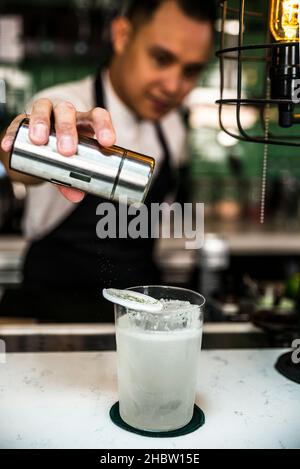 Cocktails de barman, The Tippling Club, Chinatown, Singapour Banque D'Images