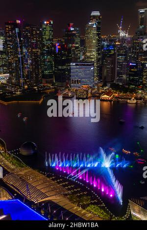 Spectacle aquatique et lumière Spectra depuis le Marina Bay Sands Hotel, surplombant le quartier financier de Singapour Banque D'Images