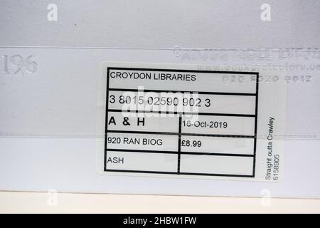 Le marquage du livre de la bibliothèque du conseil Croydon avec la date d'échéance du retour et les éléments d'identification du livre Banque D'Images