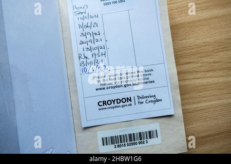 Le marquage du livre de la bibliothèque du conseil Croydon avec la date d'échéance du retour et les éléments d'identification du livre Banque D'Images