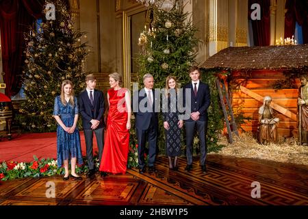 Bruxelles, Belgique.21st décembre 2021.Le roi Philippe de Belgique, la reine Mathilde Belgique, la princesse Elisabeth de Belgique, le prince Gabriel de Belgique, le prince Emmanuel de Belgique et la princesse Eleonore de Belgique assistent au concert de Noël au Palais Royal de Bruxelles, Belgique, 21 décembre 2021.Credit: Patrick van Katwijk/dpa/Alay Live News Banque D'Images