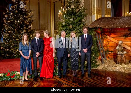 Bruxelles, Belgique.21st décembre 2021.Le roi Philippe de Belgique, la reine Mathilde Belgique, la princesse Elisabeth de Belgique, le prince Gabriel de Belgique, le prince Emmanuel de Belgique et la princesse Eleonore de Belgique assistent au concert de Noël au Palais Royal de Bruxelles, Belgique, 21 décembre 2021.Credit: Patrick van Katwijk/dpa/Alay Live News Banque D'Images