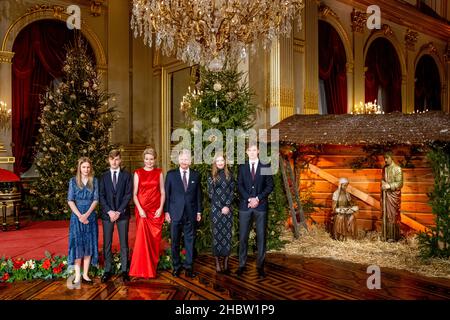 Bruxelles, Belgique.21st décembre 2021.Le roi Philippe de Belgique, la reine Mathilde Belgique, la princesse Elisabeth de Belgique, le prince Gabriel de Belgique, le prince Emmanuel de Belgique et la princesse Eleonore de Belgique assistent au concert de Noël au Palais Royal de Bruxelles, Belgique, 21 décembre 2021.Credit: Patrick van Katwijk/dpa/Alay Live News Banque D'Images