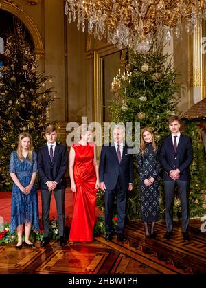 Bruxelles, Belgique.21st décembre 2021.Le roi Philippe de Belgique, la reine Mathilde Belgique, la princesse Elisabeth de Belgique, le prince Gabriel de Belgique, le prince Emmanuel de Belgique et la princesse Eleonore de Belgique assistent au concert de Noël au Palais Royal de Bruxelles, Belgique, 21 décembre 2021.Credit: Patrick van Katwijk/dpa/Alay Live News Banque D'Images