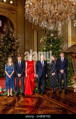 Bruxelles, Belgique.21st décembre 2021.Le roi Philippe de Belgique, la reine Mathilde Belgique, la princesse Elisabeth de Belgique, le prince Gabriel de Belgique, le prince Emmanuel de Belgique et la princesse Eleonore de Belgique assistent au concert de Noël au Palais Royal de Bruxelles, Belgique, 21 décembre 2021.Credit: Patrick van Katwijk/dpa/Alay Live News Banque D'Images