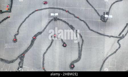 Vue aérienne de drone sur le circuit de kart de course, concept de sport automobile.Les sportifs participant à la course de compétition et conduisant de petits karts rouges. Banque D'Images