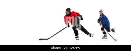 Collage de femme et de jeune fille, joueurs de hockey en mouvement, entraînement isolé sur fond blanc Banque D'Images