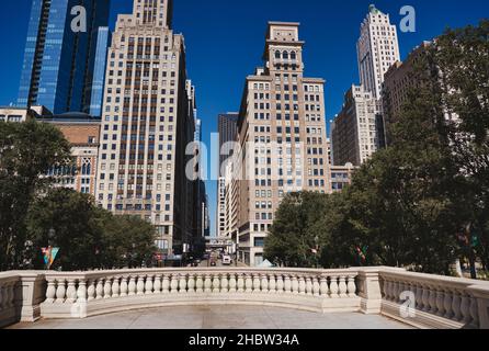 Une journée d'été lumineuse à Grant Park à Chicago, Illinois, avec de la verdure autour des grands bâtiments Banque D'Images