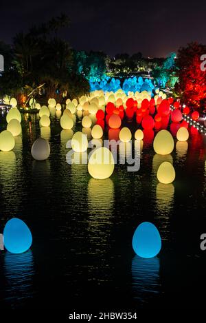 ' Autonomous résonant Life on the Water et résonant des arbres ' interactif de l'art numérique installation, Dragonfly lac, Jardins près de la baie, Singapour Banque D'Images