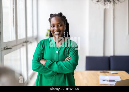 Portrait d'une femme créative souriante dans un bureau moderne Banque D'Images