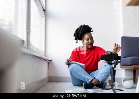 Une femme vlogger fait de la vidéo sur les réseaux sociaux Banque D'Images
