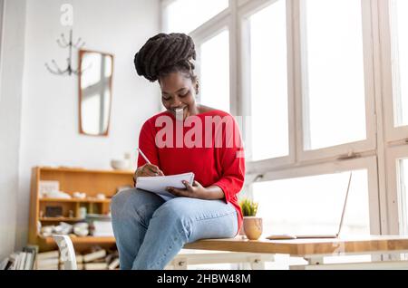 Jeune femme travaillant dans une start-up créative Banque D'Images