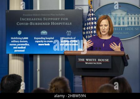 Washington, États-Unis.21st décembre 2021.Jen Psaki, Attachée de presse de la Maison Blanche, participe à une conférence de presse au cours de laquelle elle a posé des questions sur la situation COVID-19 du président américain Joe Biden à la Maison Blanche, à Washington, DC, le mardi 21 décembre.2021. Photo par Ken Cedeno/UPI crédit: UPI/Alay Live News Banque D'Images