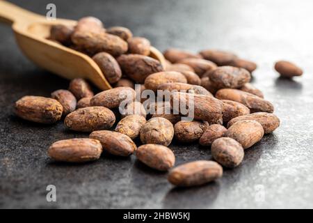 Fèves de cacao séchées sur table noire Banque D'Images