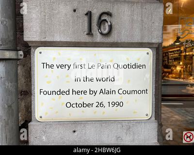 Bruxelles, Belgique.13th décembre 2021.La première boulangerie et café le pain Quotidien au 16 rue Antoine Dansaert à Bruxelles, Belgique, le 13 décembre 2021.La boutique a été ouverte par Alain Coumont le 26 octobre 1990.(Photo de Samuel Rigelhaupt/Sipa Usan) crédit: SIPA USA/Alay Live News Banque D'Images