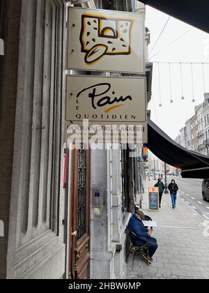 Bruxelles, Belgique.13th décembre 2021.La première boulangerie et café le pain Quotidien au 16 rue Antoine Dansaert à Bruxelles, Belgique, le 13 décembre 2021.La boutique a été ouverte par Alain Coumont le 26 octobre 1990.(Photo de Samuel Rigelhaupt/Sipa Usan) crédit: SIPA USA/Alay Live News Banque D'Images