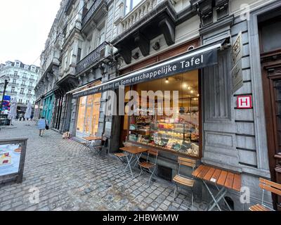 Bruxelles, Belgique.13th décembre 2021.La première boulangerie et café le pain Quotidien au 16 rue Antoine Dansaert à Bruxelles, Belgique, le 13 décembre 2021.La boutique a été ouverte par Alain Coumont le 26 octobre 1990.(Photo de Samuel Rigelhaupt/Sipa Usan) crédit: SIPA USA/Alay Live News Banque D'Images