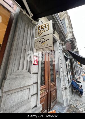 Bruxelles, Belgique.13th décembre 2021.La première boulangerie et café le pain Quotidien au 16 rue Antoine Dansaert à Bruxelles, Belgique, le 13 décembre 2021.La boutique a été ouverte par Alain Coumont le 26 octobre 1990.(Photo de Samuel Rigelhaupt/Sipa Usan) crédit: SIPA USA/Alay Live News Banque D'Images