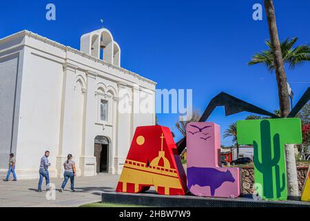 Les lettres de couleur monumetal avec l'AUTEL de légende et le temple ou la paroisse de notre Dame de Guadalupe est le plus grand bâtiment catholique de la ville de l'autel, Sonora situé dans le nord de Sonora, Mexique.Église catholique.© (© photo: LuisGutierrez / NortePhoto.com) © Letras Monumetales de couleurs con la leyenda AUTEL y templo o parroquia de Nuestra Señora de Guadalupe es el Mayor edificio católico de la villa de autel, Sonora ubicado en el norte de Sonora, México.Iglesia Católica.© (© photo: LuisGutierrez/NortePhoto.com) © Banque D'Images