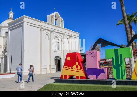 Les lettres de couleur monumetal avec l'AUTEL de légende et le temple ou la paroisse de notre Dame de Guadalupe est le plus grand bâtiment catholique de la ville de l'autel, Sonora situé dans le nord de Sonora, Mexique.Église catholique.© (© photo: LuisGutierrez / NortePhoto.com) © Letras Monumetales de couleurs con la leyenda AUTEL y templo o parroquia de Nuestra Señora de Guadalupe es el Mayor edificio católico de la villa de autel, Sonora ubicado en el norte de Sonora, México.Iglesia Católica.© (© photo: LuisGutierrez/NortePhoto.com) © Banque D'Images