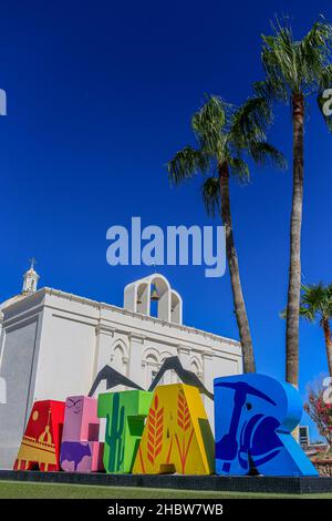 Les lettres de couleur monumetal avec l'AUTEL de légende et le temple ou la paroisse de notre Dame de Guadalupe est le plus grand bâtiment catholique de la ville de l'autel, Sonora situé dans le nord de Sonora, Mexique.Église catholique.© (© photo: LuisGutierrez / NortePhoto.com) © Letras Monumetales de couleurs con la leyenda AUTEL y templo o parroquia de Nuestra Señora de Guadalupe es el Mayor edificio católico de la villa de autel, Sonora ubicado en el norte de Sonora, México.Iglesia Católica.© (© photo: LuisGutierrez/NortePhoto.com) © Banque D'Images