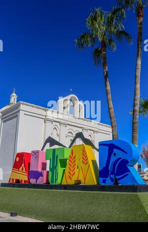 Les lettres de couleur monumetal avec l'AUTEL de légende et le temple ou la paroisse de notre Dame de Guadalupe est le plus grand bâtiment catholique de la ville de l'autel, Sonora situé dans le nord de Sonora, Mexique.Église catholique.© (© photo: LuisGutierrez / NortePhoto.com) © Letras Monumetales de couleurs con la leyenda AUTEL y templo o parroquia de Nuestra Señora de Guadalupe es el Mayor edificio católico de la villa de autel, Sonora ubicado en el norte de Sonora, México.Iglesia Católica.© (© photo: LuisGutierrez/NortePhoto.com) © Banque D'Images