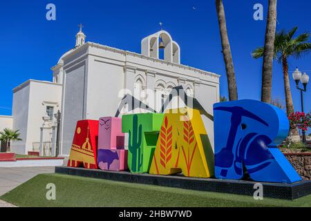 Les lettres de couleur monumetal avec l'AUTEL de légende et le temple ou la paroisse de notre Dame de Guadalupe est le plus grand bâtiment catholique de la ville de l'autel, Sonora situé dans le nord de Sonora, Mexique.Église catholique.© (© photo: LuisGutierrez / NortePhoto.com) © Letras Monumetales de couleurs con la leyenda AUTEL y templo o parroquia de Nuestra Señora de Guadalupe es el Mayor edificio católico de la villa de autel, Sonora ubicado en el norte de Sonora, México.Iglesia Católica.© (© photo: LuisGutierrez/NortePhoto.com) © Banque D'Images