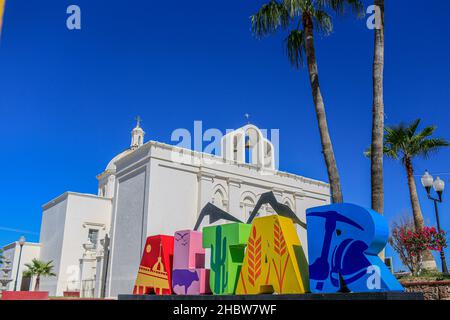 Les lettres de couleur monumetal avec l'AUTEL de légende et le temple ou la paroisse de notre Dame de Guadalupe est le plus grand bâtiment catholique de la ville de l'autel, Sonora situé dans le nord de Sonora, Mexique.Église catholique.© (© photo: LuisGutierrez / NortePhoto.com) © Letras Monumetales de couleurs con la leyenda AUTEL y templo o parroquia de Nuestra Señora de Guadalupe es el Mayor edificio católico de la villa de autel, Sonora ubicado en el norte de Sonora, México.Iglesia Católica.© (© photo: LuisGutierrez/NortePhoto.com) © Banque D'Images