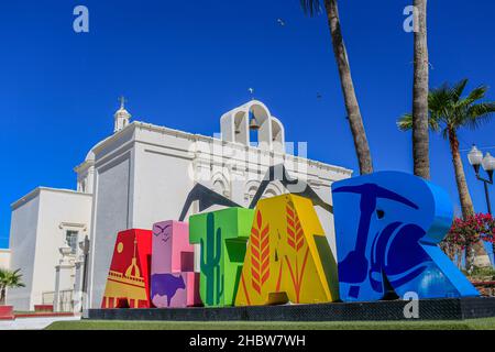 Les lettres de couleur monumetal avec l'AUTEL de légende et le temple ou la paroisse de notre Dame de Guadalupe est le plus grand bâtiment catholique de la ville de l'autel, Sonora situé dans le nord de Sonora, Mexique.Église catholique.© (© photo: LuisGutierrez / NortePhoto.com) © Letras Monumetales de couleurs con la leyenda AUTEL y templo o parroquia de Nuestra Señora de Guadalupe es el Mayor edificio católico de la villa de autel, Sonora ubicado en el norte de Sonora, México.Iglesia Católica.© (© photo: LuisGutierrez/NortePhoto.com) © Banque D'Images