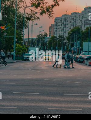 BUCAREST, ROUMANIE - 25 mai 2020 : une belle vue sur la ville avec un coucher de soleil d'été dans la ville de Bucarest Banque D'Images