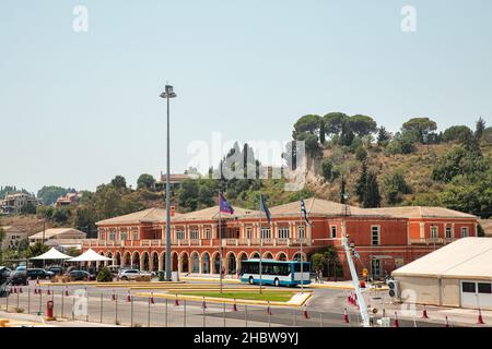 KERKYRA, CORFOU, GRÈCE - 30 JUILLET 2021 : ancien bâtiment portuaire de l'autorité de la ville des passagers. Banque D'Images