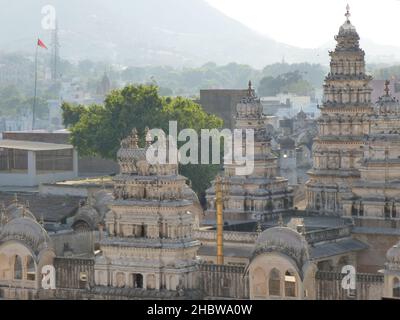 Vue sur l'ancien temple Rangji à Pushkar Banque D'Images