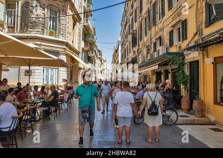 Kerkyra, Corfou, Grèce - 31 juillet 2021 : les gens visitent les rues de la vieille ville avec des magasins, des bars et des restaurants. Banque D'Images