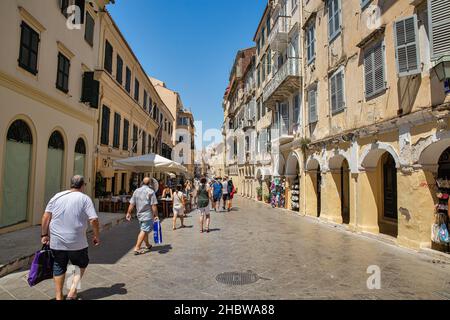 Kerkyra, Corfou, Grèce - 31 juillet 2021 : les gens visitent les rues de la vieille ville avec des magasins, des bars et des restaurants. Banque D'Images