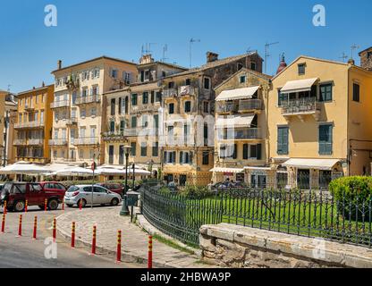 Kerkyra, Corfou, Grèce - 31 juillet 2021 : rues de la vieille ville.La ville sert également de capitale pour la région des îles Ioniennes. Banque D'Images