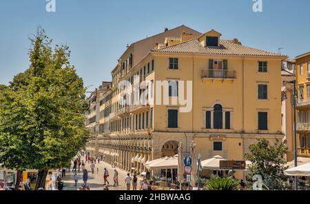 Kerkyra, Corfou, Grèce - 31 juillet 2021 : rues de la vieille ville.La ville sert également de capitale pour la région des îles Ioniennes. Banque D'Images