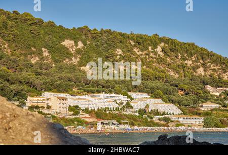 Kerkyra, Corfou, Grèce - 31 juillet 2021 : les gens nagent et bronzer sur la plage.Pelekas est situé au sud-ouest de la ville de Corfou. Banque D'Images