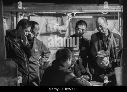 Groupe d'hommes chinois jouant Mahjong Banque D'Images