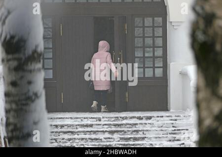 Un homme entre dans un beau bâtiment, une grande porte en bois.Photo de haute qualité Banque D'Images