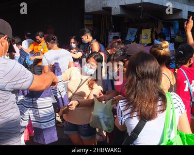 Manille, Philippines.21st décembre 2021.Les acheteurs ont vu des vêtements à la recherche pendant la séance de shopping.alors que les acheteurs commencent à affluer vers cette destination populaire pour la prochaine période des fêtes, à la recherche des meilleures offres de Noël,Le ministère de la Santé (DOH) a rappelé aux vacanciers de faire preuve de prudence car le risque d'infection par le virus corona (Covid-19) est élevé dans les zones surpeuplées.Crédit : SOPA Images Limited/Alamy Live News Banque D'Images